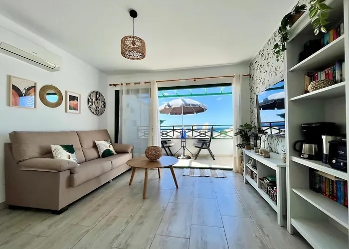 1 Bedroom With Fantastic Sea Views *