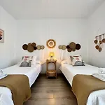 1 Bedroom With Fantastic Sea Views شقة